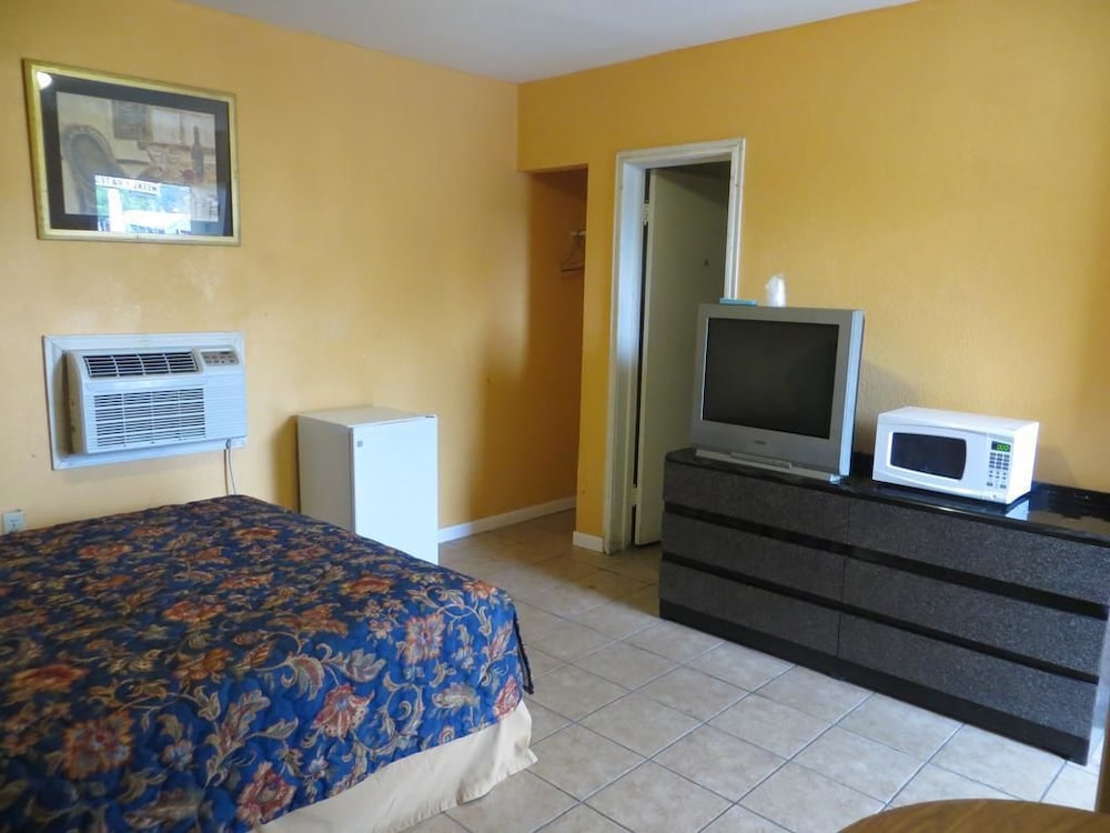 Travel Inn & Suites 13/23