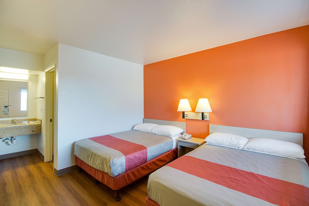 غرفة قياسية بسريرين مزدوجين، Motel6 Phoenix, AZ - East 3/8