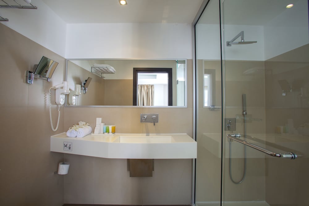 ibis Styles Larnaca Finikoudes Beach 7/32