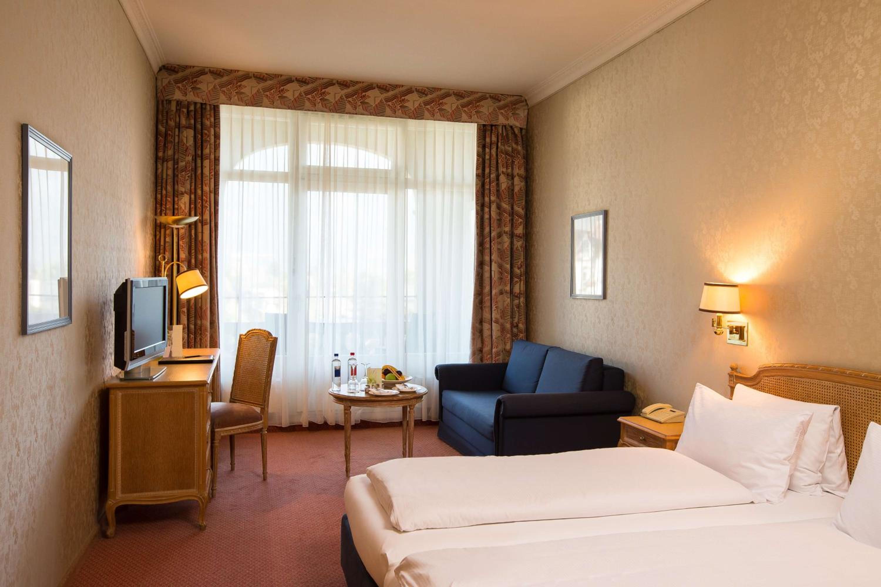 غرفة ديلوكس بسرير كينج بإطلالة على الجبل بشرفة، Grand Hotel Beau Rivage 2/10