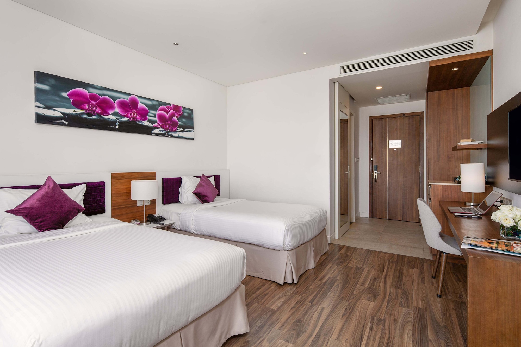 DELUXE, TWIN BEDS, CITY VIEW