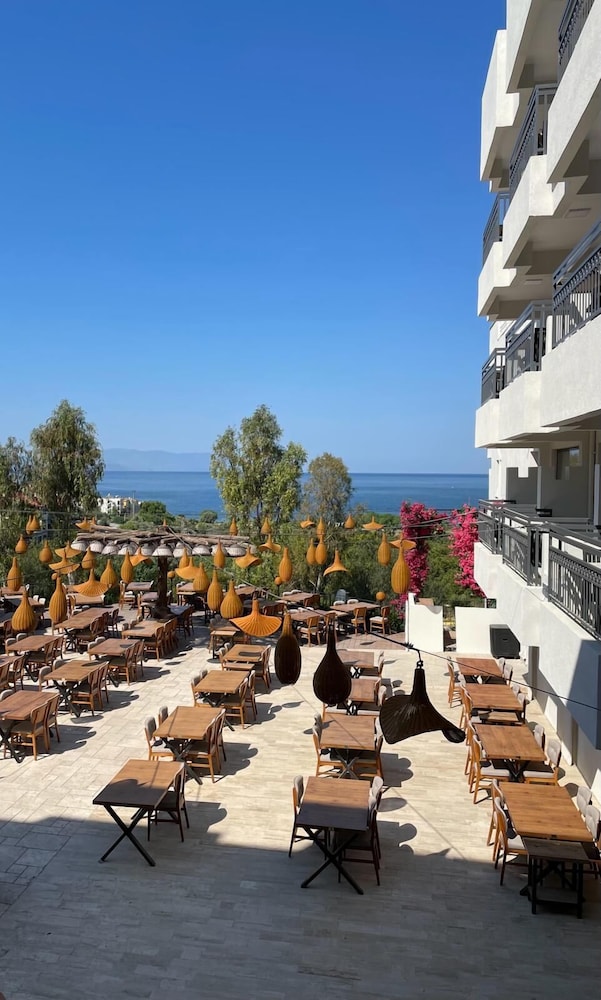 Carina Hotel 61/72