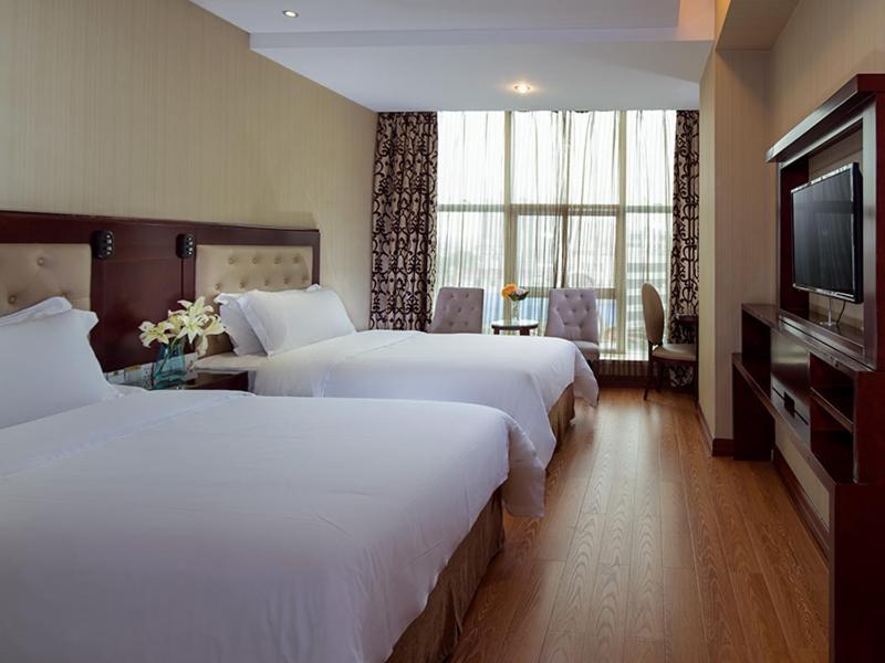 Vienna Hotel (Shenzhen Pinghu Center Metro Station) 31/42