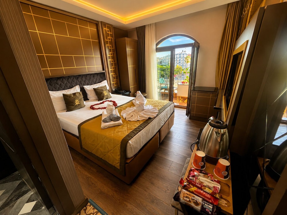 Romantic, King Bed, City View, Balcony