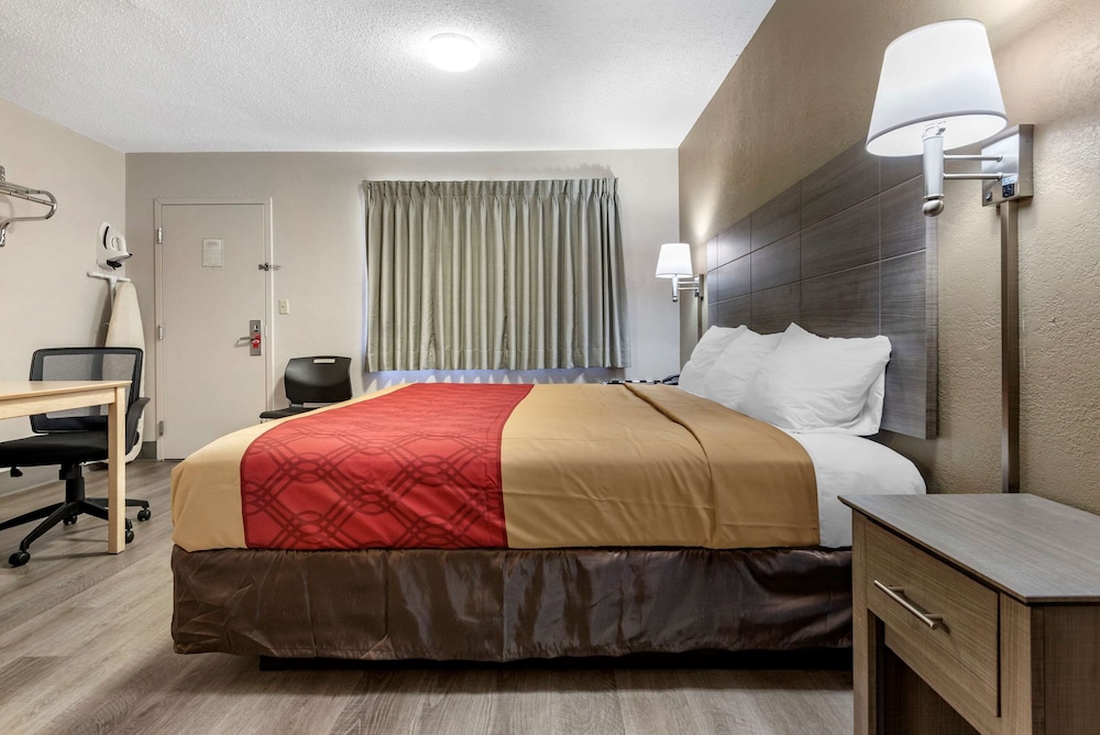 Econo Lodge Dewitt I-90 13/33