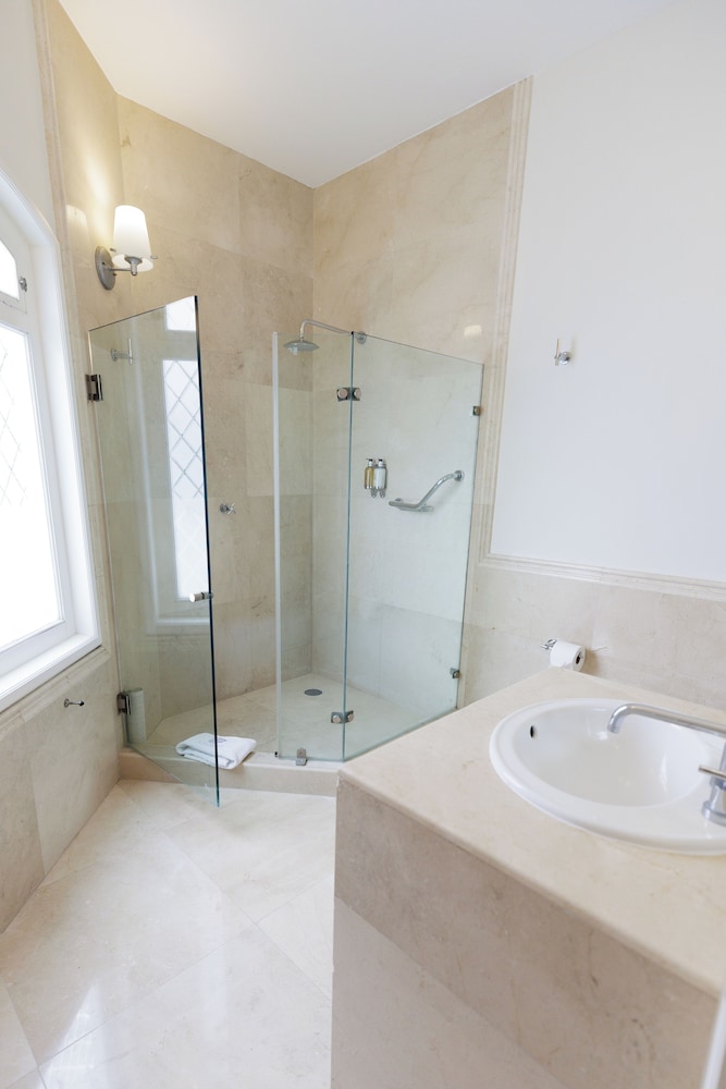 Casa Bonita Hotel and Luxury Residence 50/50