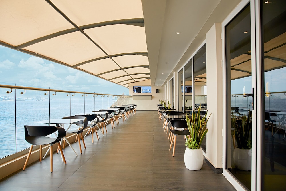 The Yacht Hotel 24/49