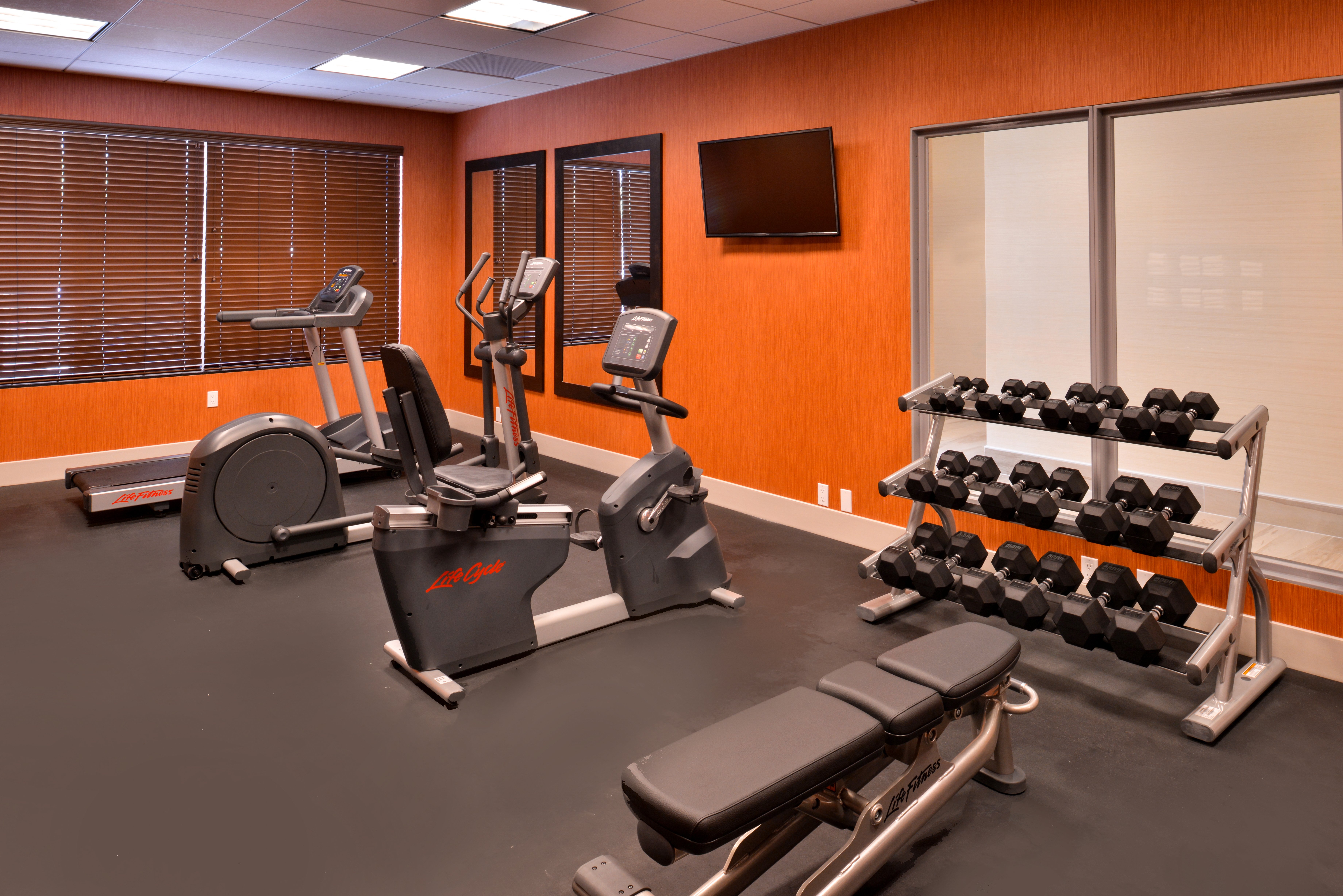 Holiday Inn Express Amp Suitesloma Linda San Bernardino S 37/63