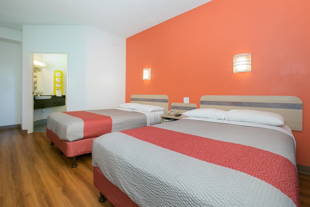 Motel6 Brooklyn Center, MN - Minneapolis 26/48