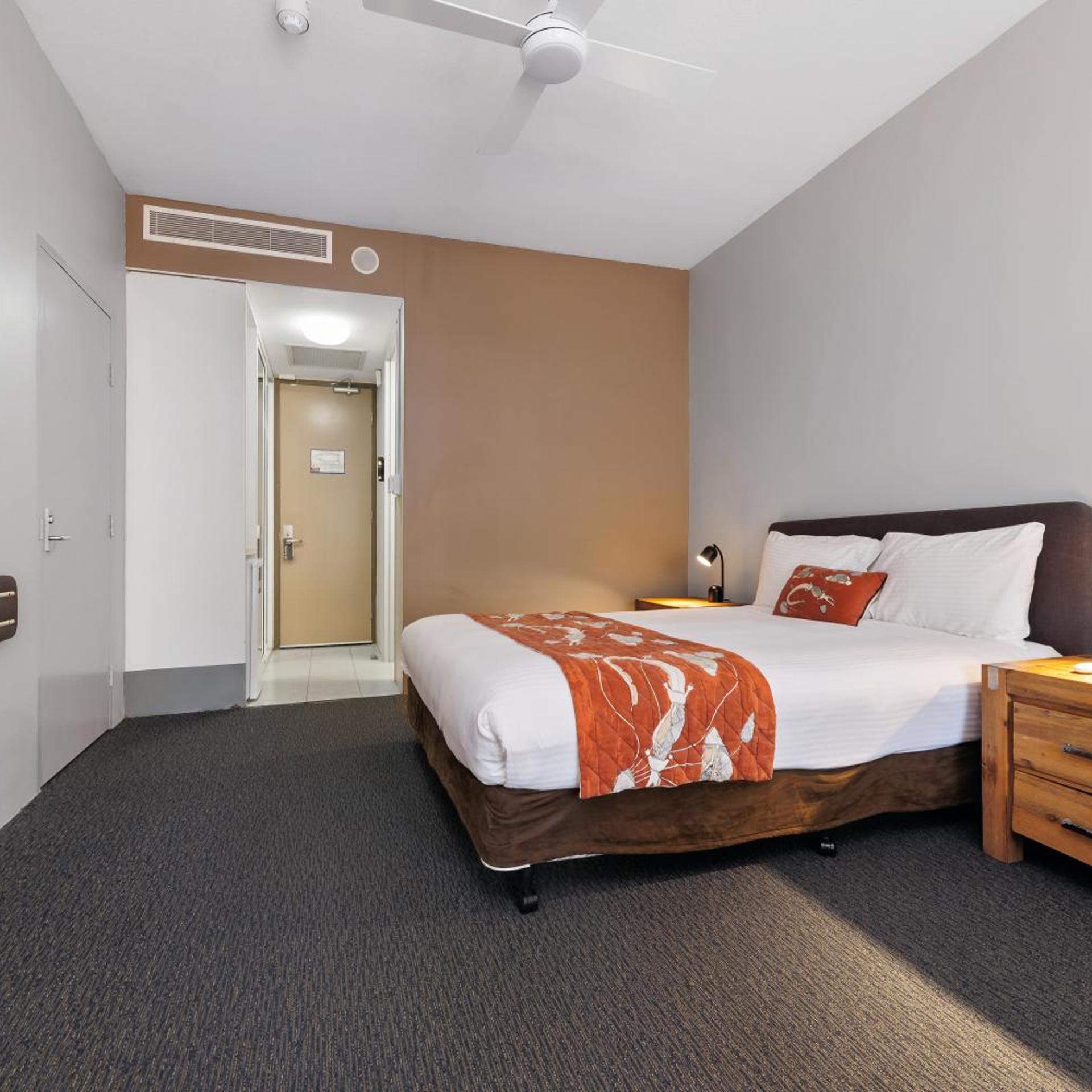 Courtyard, Classic, King Bed, Pool Access