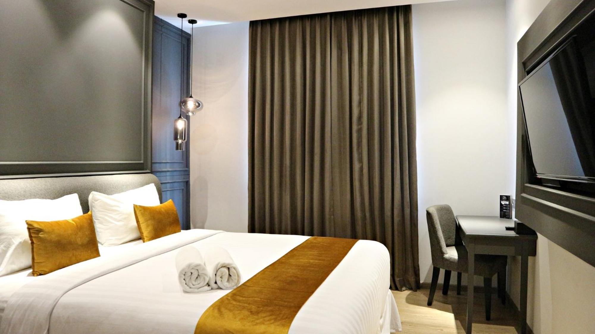 Hollywood, Deluxe, Twin Beds