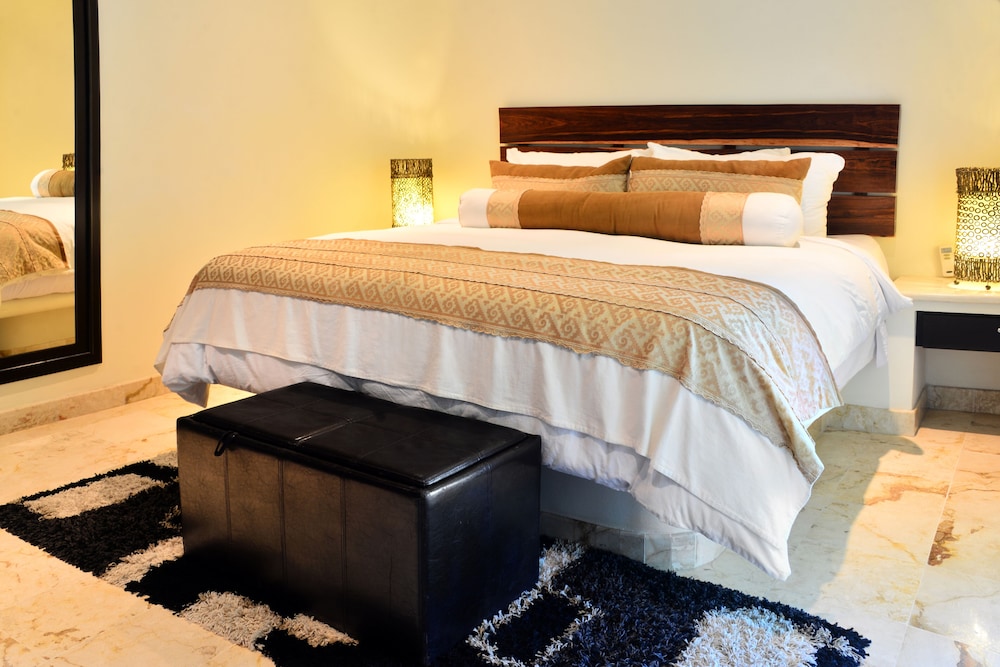 El Taj Oceanfront & Beachside Condo Hotel 35/74