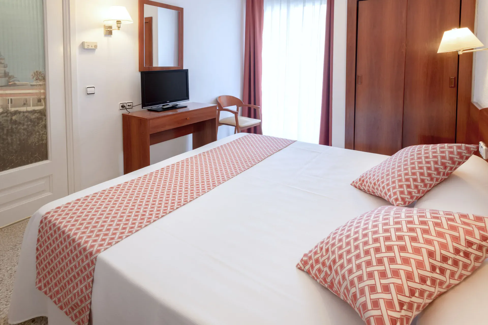 غرفة بسرير مزدوج بشرفة، GHT Balmes Hotel, Aparthotel & Splash 5/10