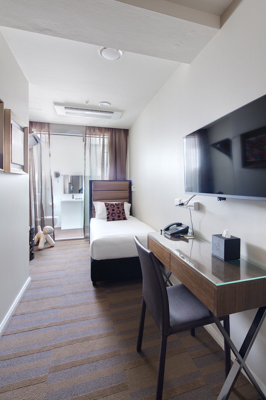57 HOTEL 16/46