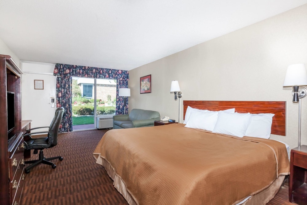 Howard Johnson By Wyndham Albany 19/43