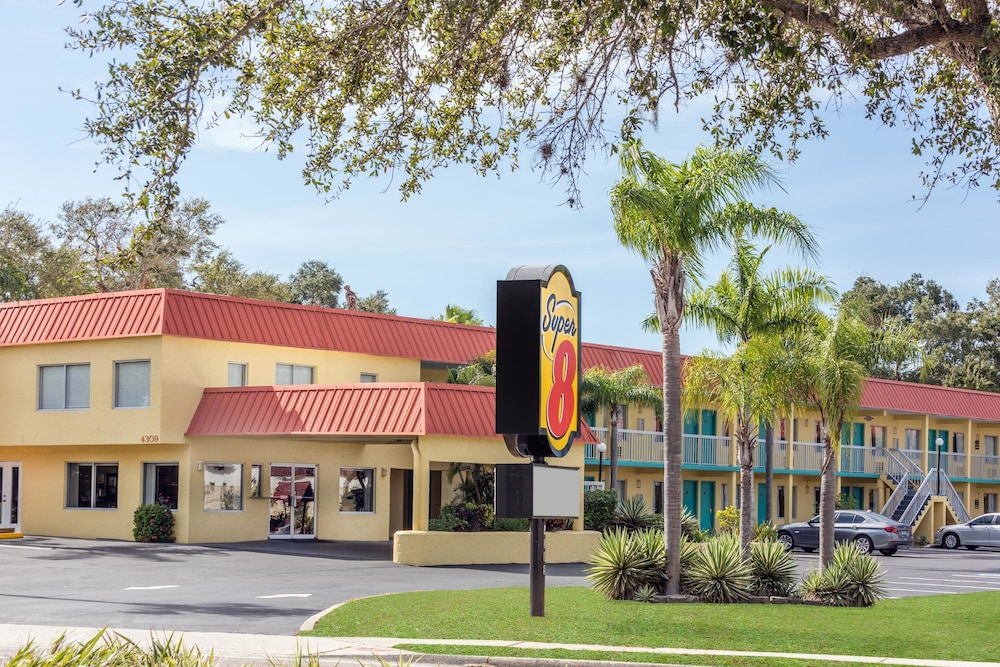 Super 8 By Wyndham Sarasota Near Siesta Key 3/29