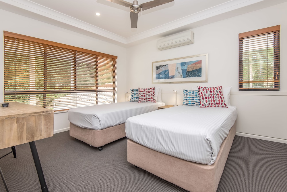 Noosa Springs Golf Resort Spa 8/65