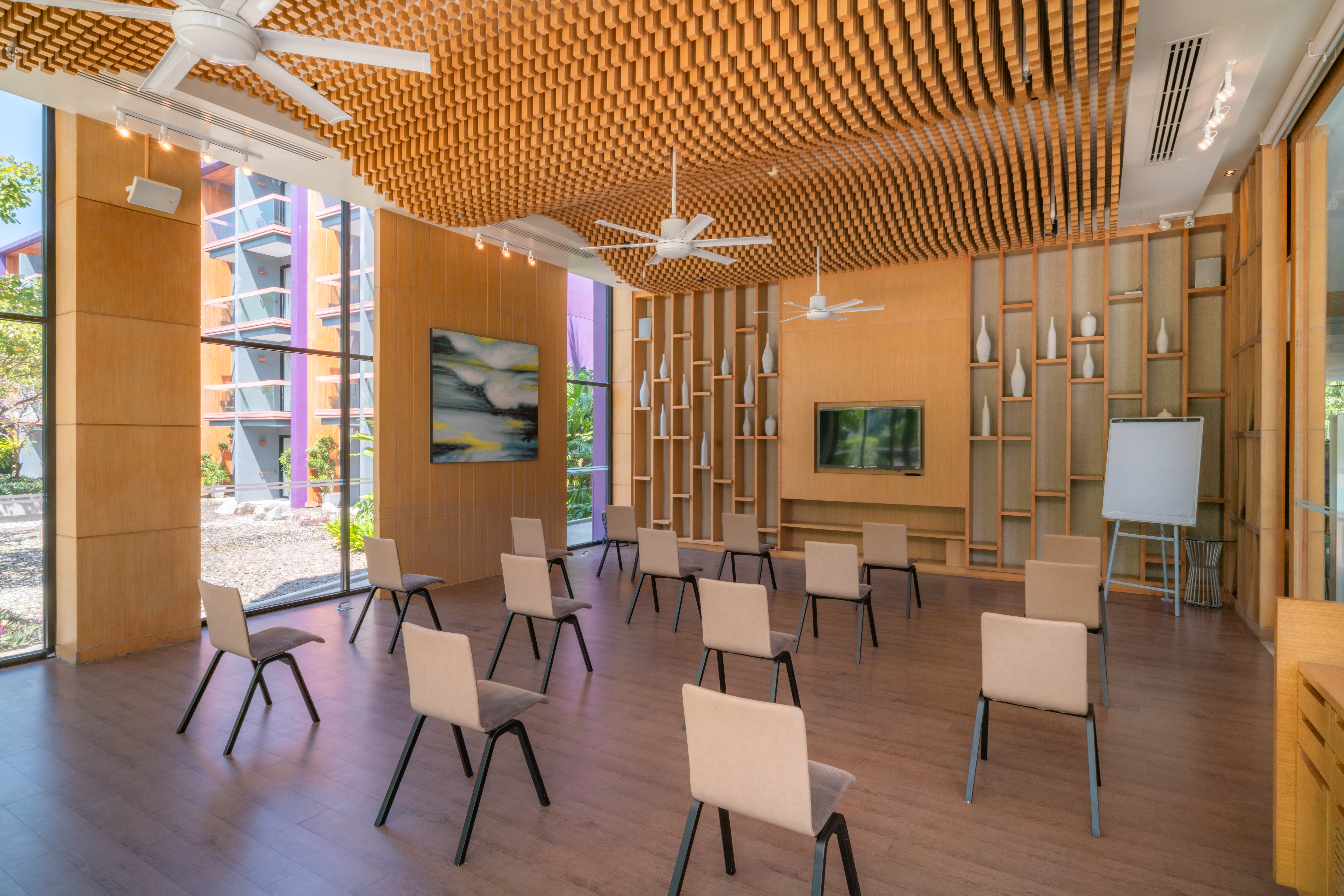 Holiday Inn Express Phuket Patong Beach Central 52/82