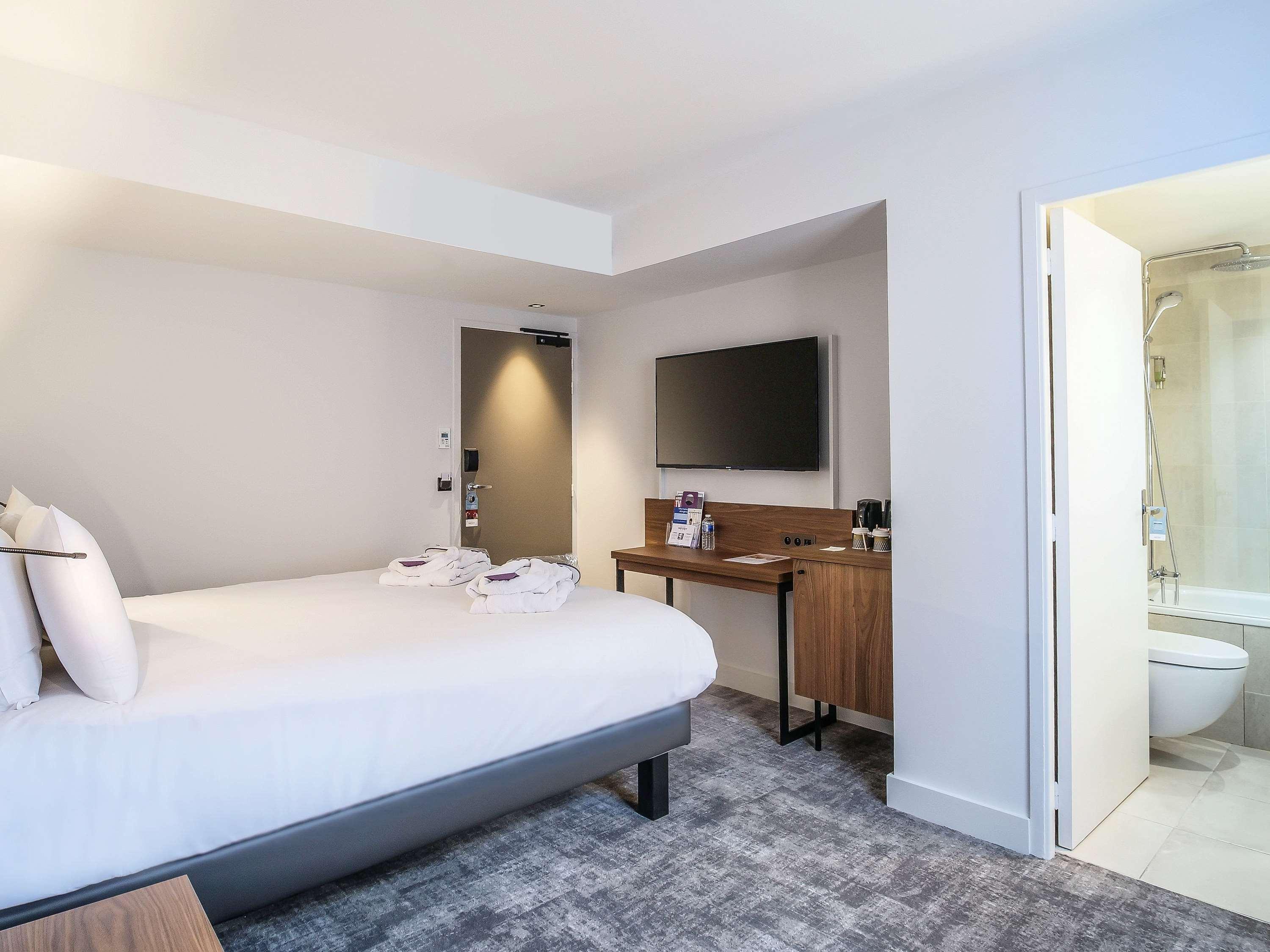 ROOM, SINGLE