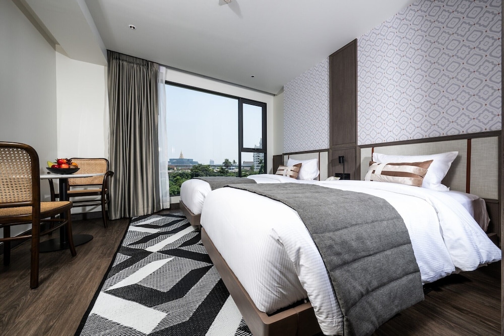 GRAND, TWIN BEDS