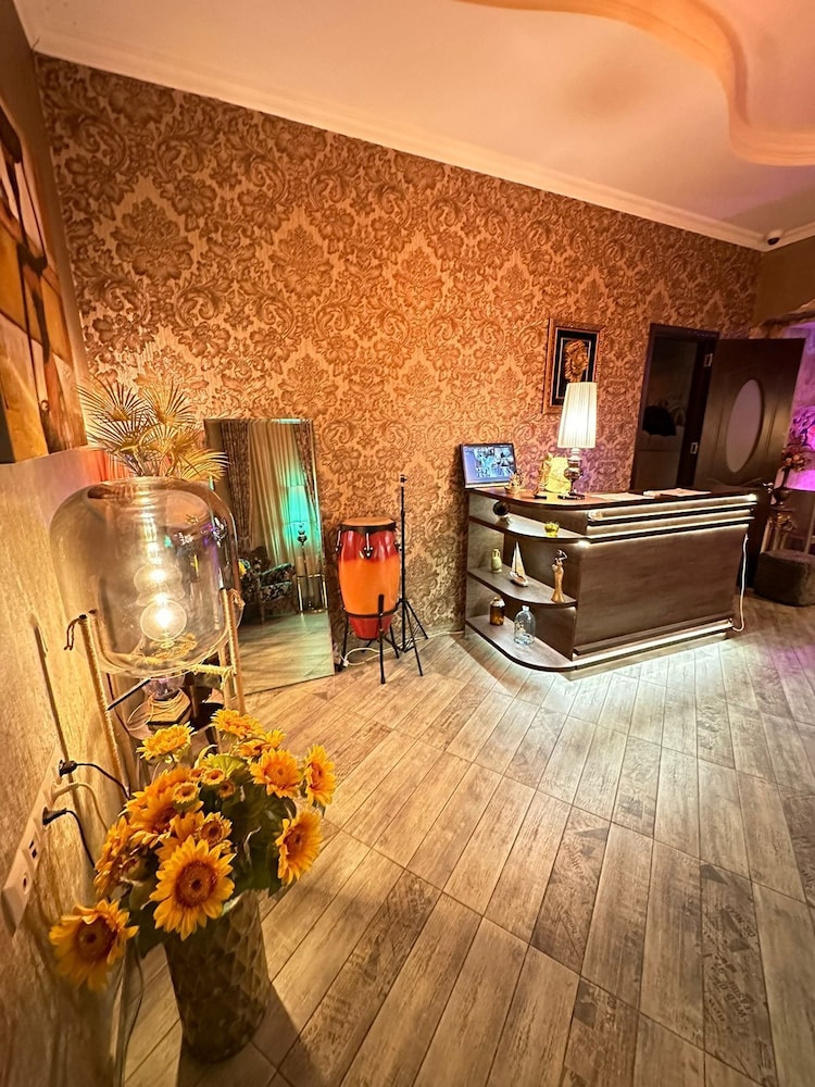 Piano Hotel 2/51