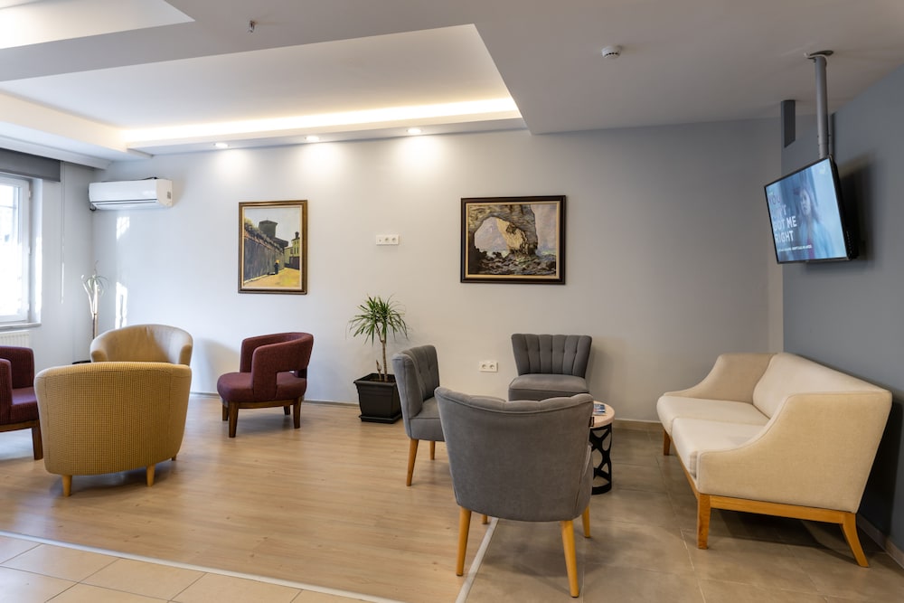 A Studio Apartment 43/62