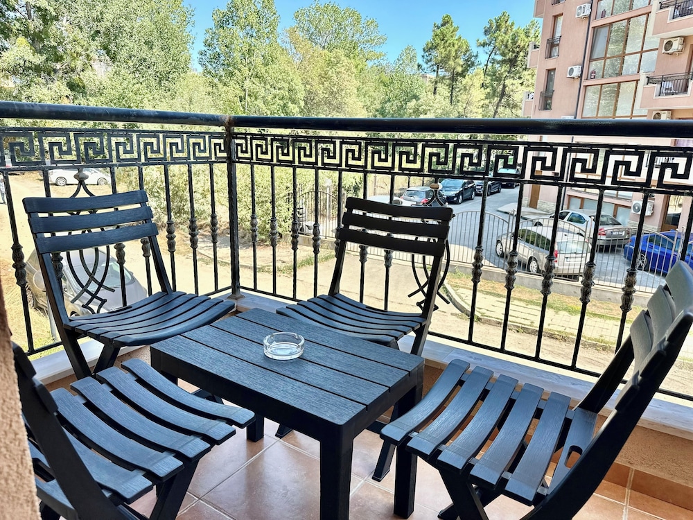 Efir Aparthotel 46/50