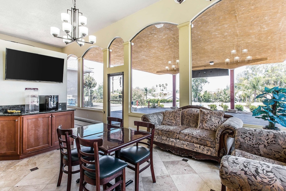 Rodeway Inn & Suites Canyon Lake Menifee West 42/62
