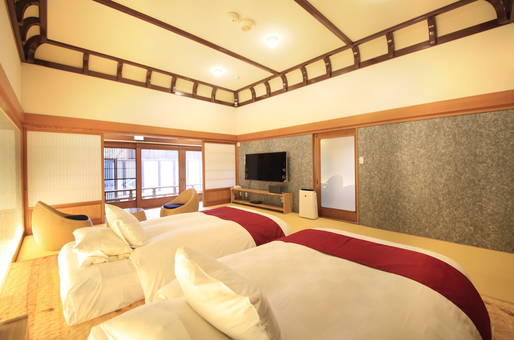 PRESIDENTIAL, SUITE, 2 FUTON BEDS