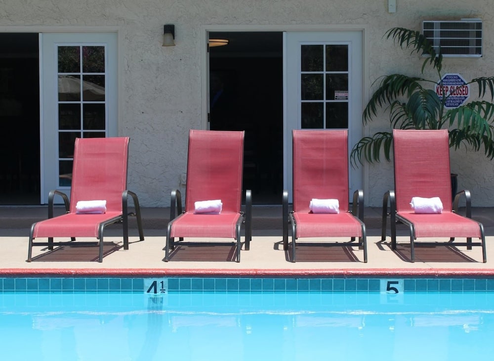 California Suites 4/55