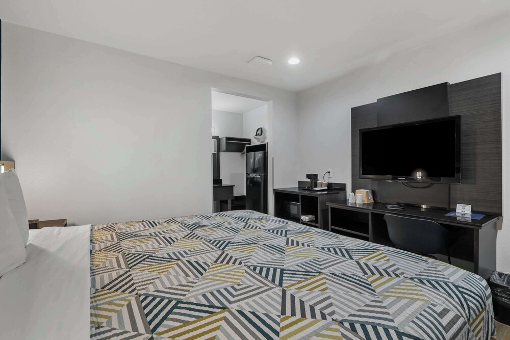 Studio6 Suites Escondido, CA 17/25