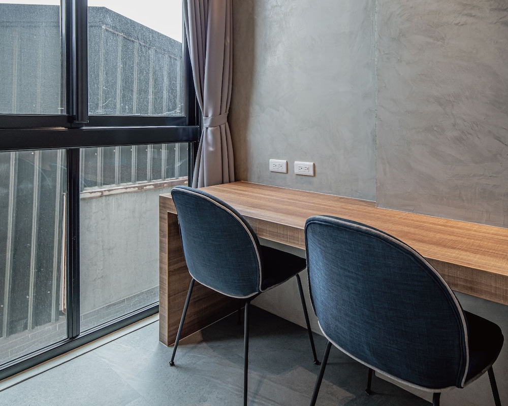 Oinn Hotel and Hostel 44/56
