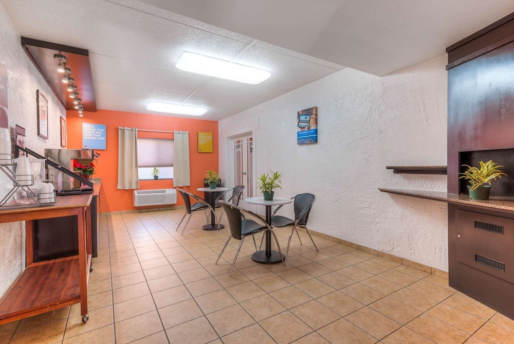 Motel6 Bridgeview, IL 48/64