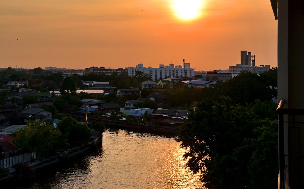 NORN Rimklong Bangkok Hotel 45/50