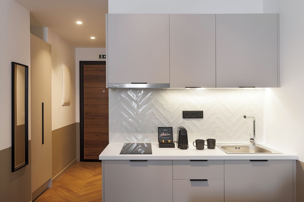DELUXE, STUDIO, KITCHENETTE