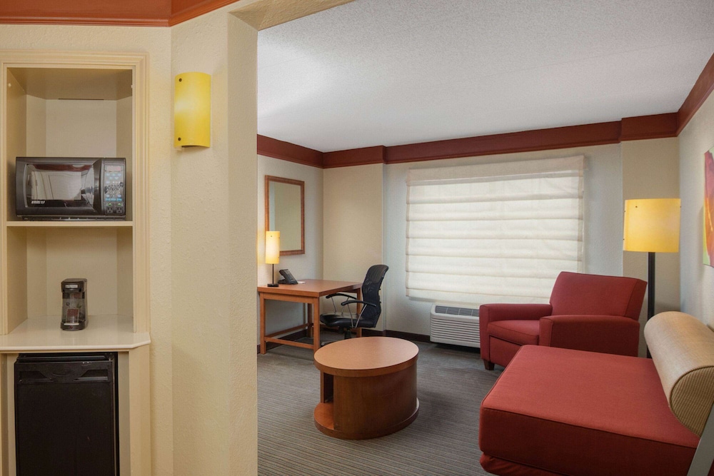 La Quinta Inn & Suites by Wyndham Atlanta Ballpark/Galleria 40/64