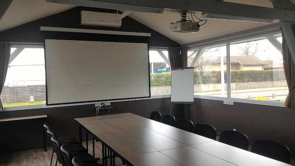 Hotel Wood Inn Merignac 42/52