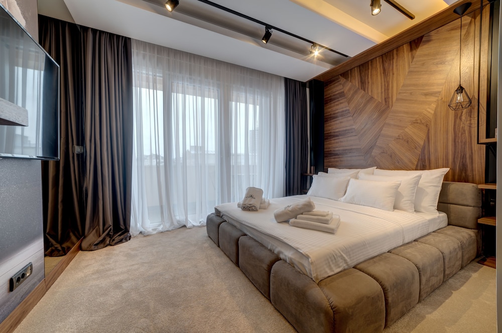 SUPERIOR, QUEEN BED