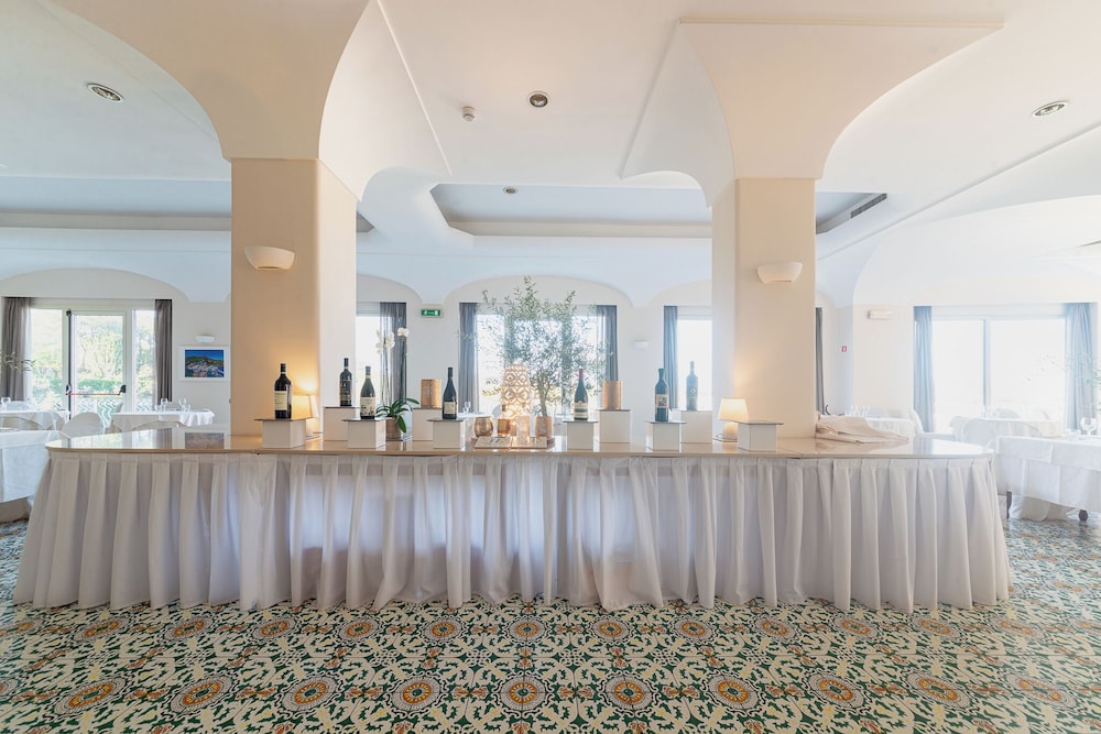 Hermitage Resort and Thermal Spa Hotel 66/76