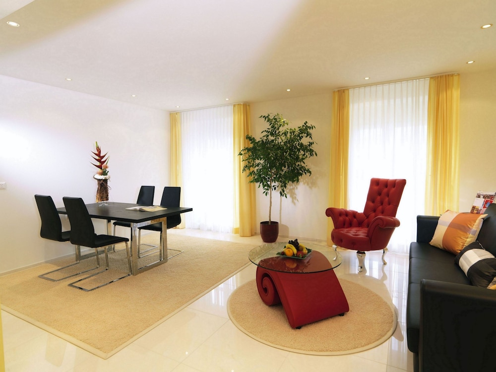 Gaia Hotel 48/75