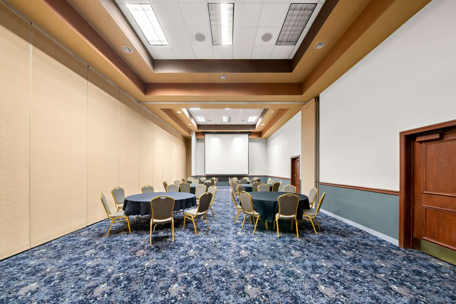 Clarion Inn & Suites and Convention Center 17/29