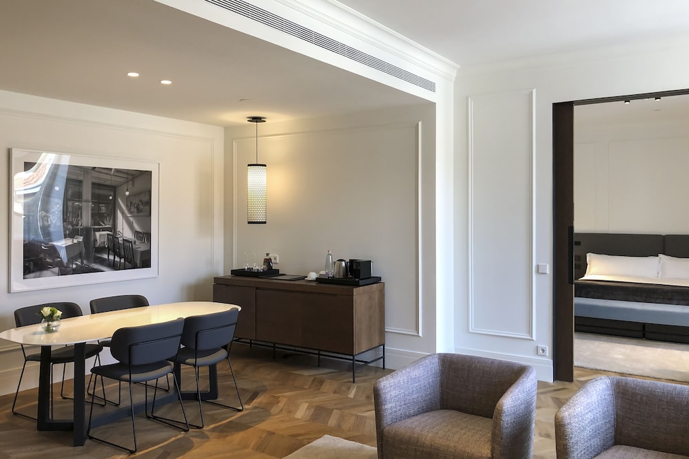 Kozmo Hotel Suites and Spa 36/50
