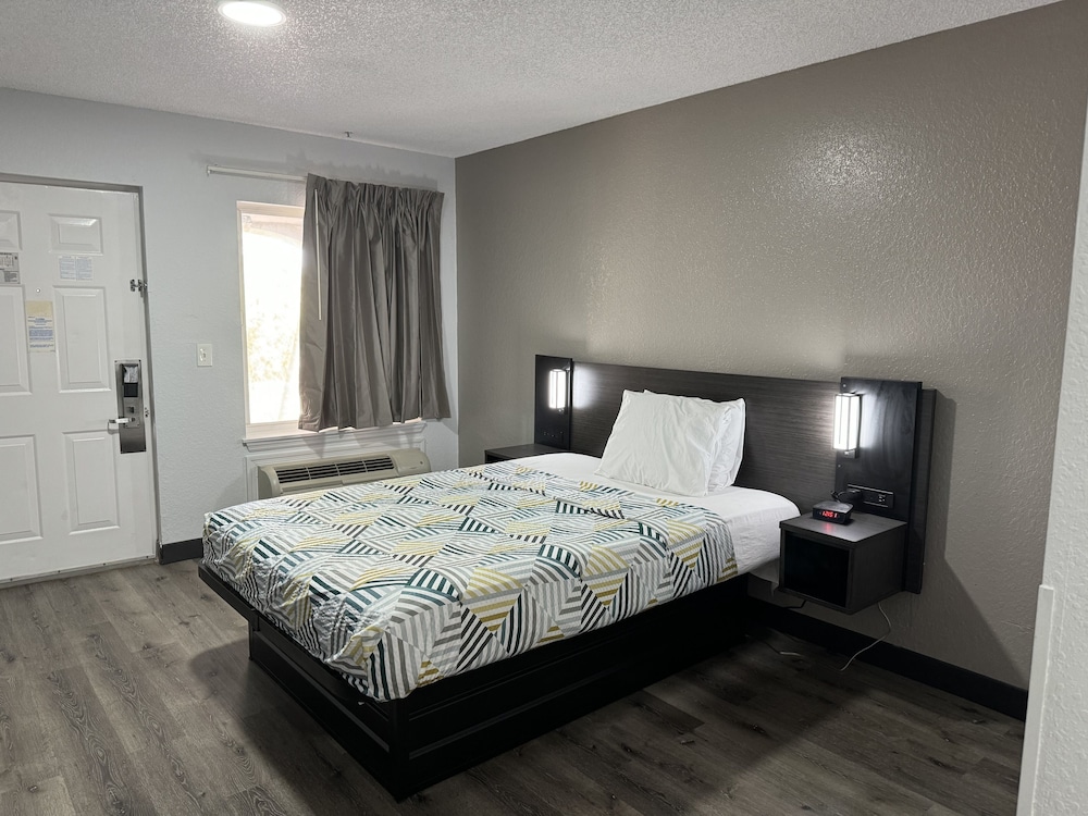 Studio 6 Extended Stay - West Palm Beach, FL 23/52
