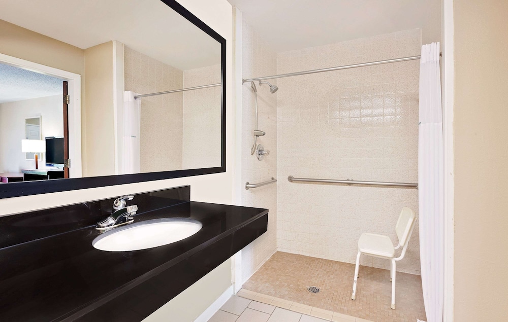Quality Inn & Suites Dumas, AR 30/33