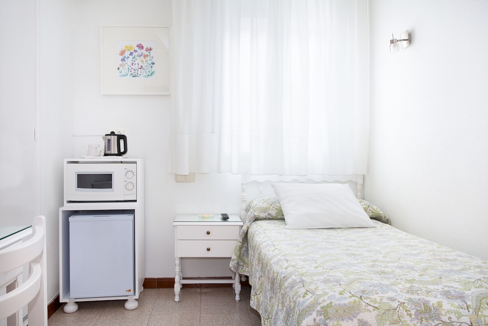 ROOM, SINGLE