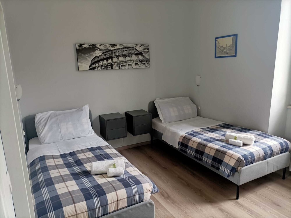 ROOM, TWIN BEDS, SHARED BATHROOM