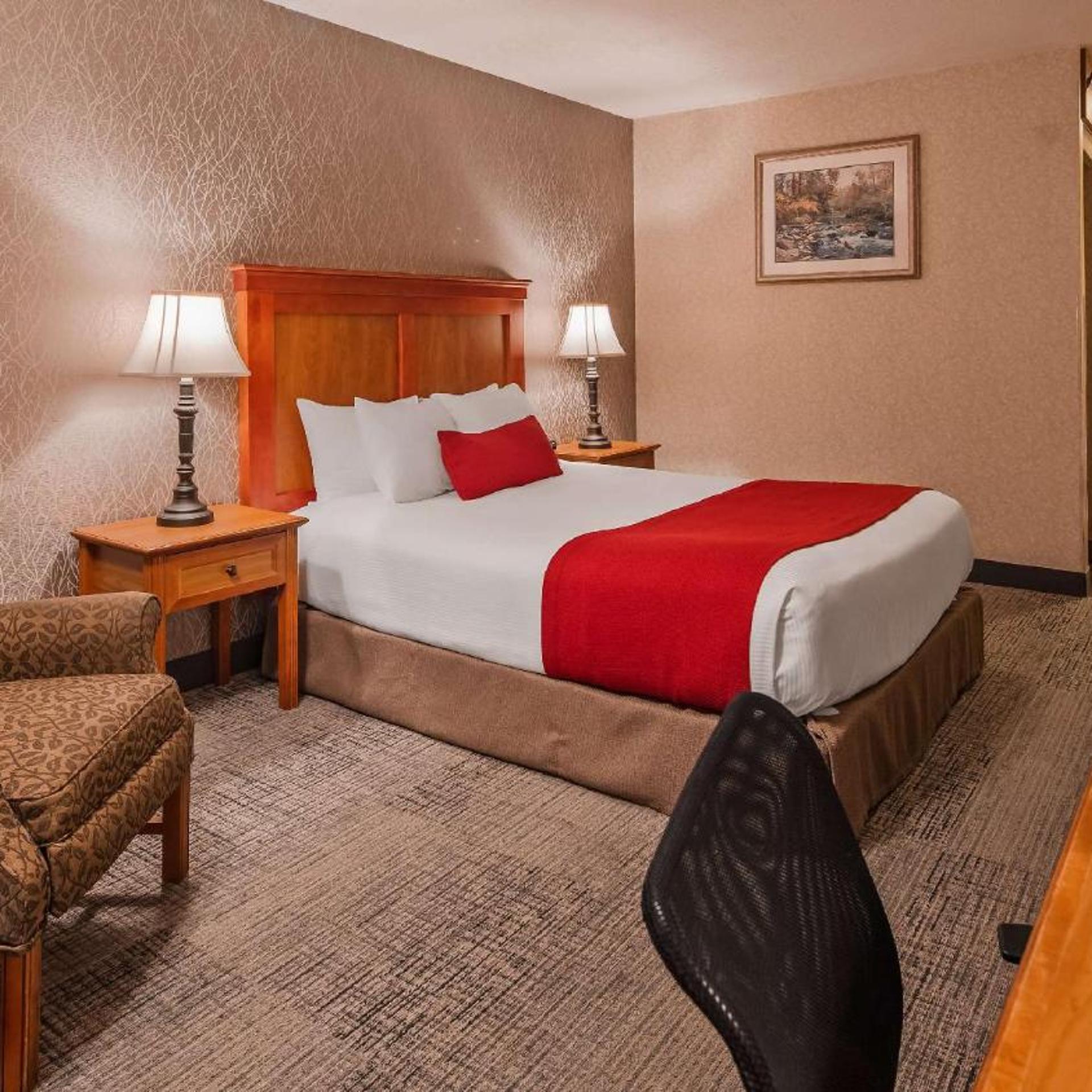 غرفة بسرير كوين بشرفة بإطلالة بحوض استحمام لذوي الإعاقة، Best Western Plus Rivershore Hotel 2/3