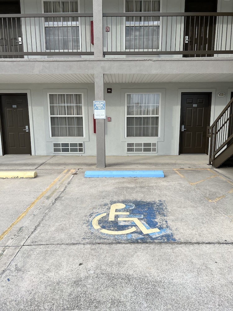 Garden Inn & Suites 45/53