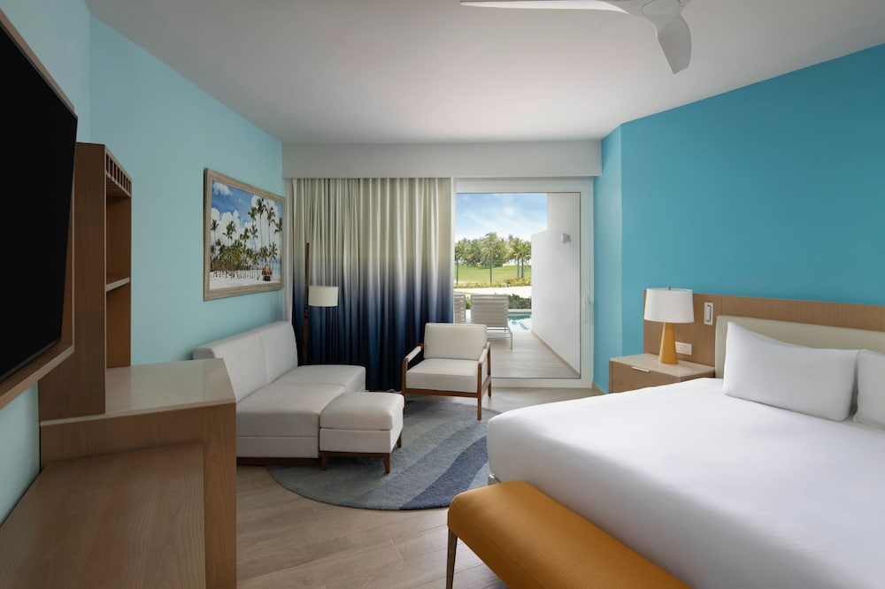 Preferred Club, Swim Out, Junior Suite, King Bed, Sofa