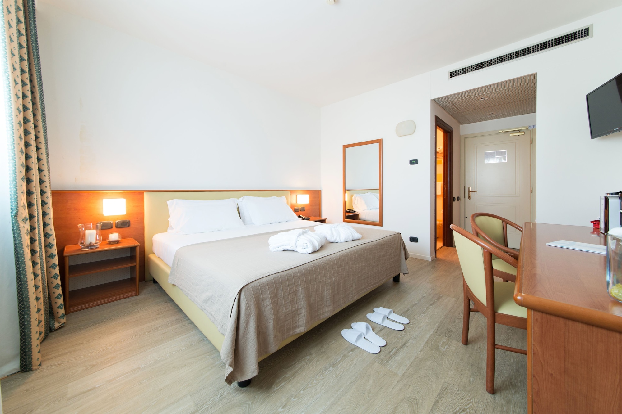 ROOM, SINGLE, DOUBLE BED